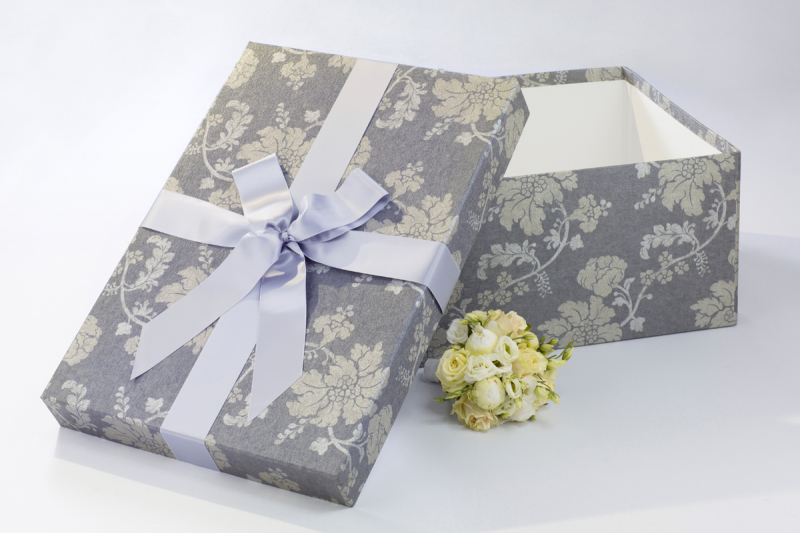 Die Brautkleidbox Platinum Flowers wird mit einer passenden platinfarbenen Satinschleife komplettiert.